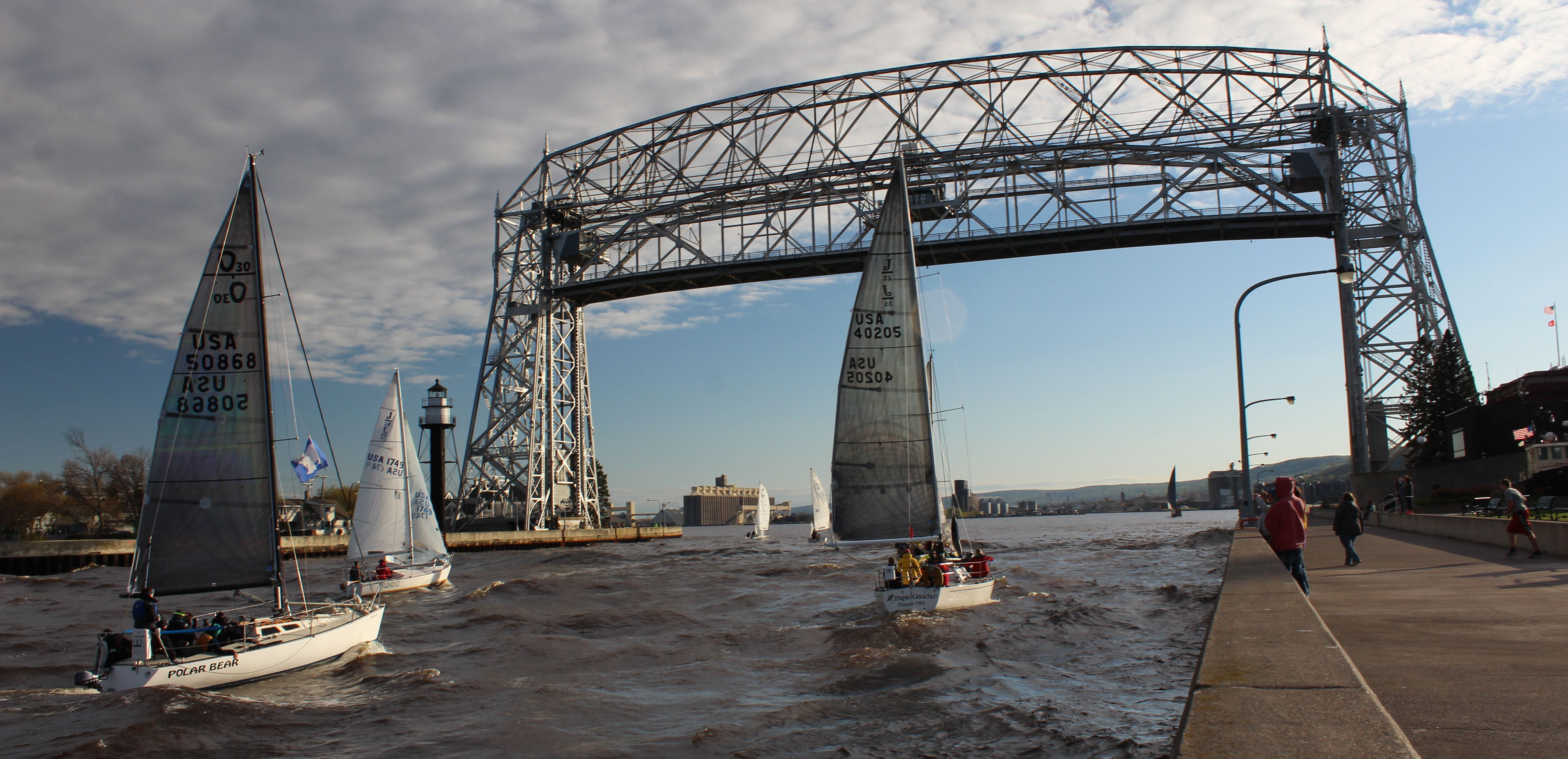 DuluthBridgeBoat